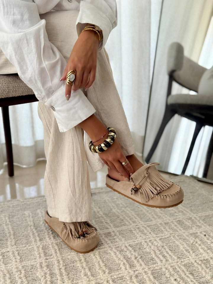 Mules plates femme à franges et perles, style bohème chic, parfaites pour l'été.