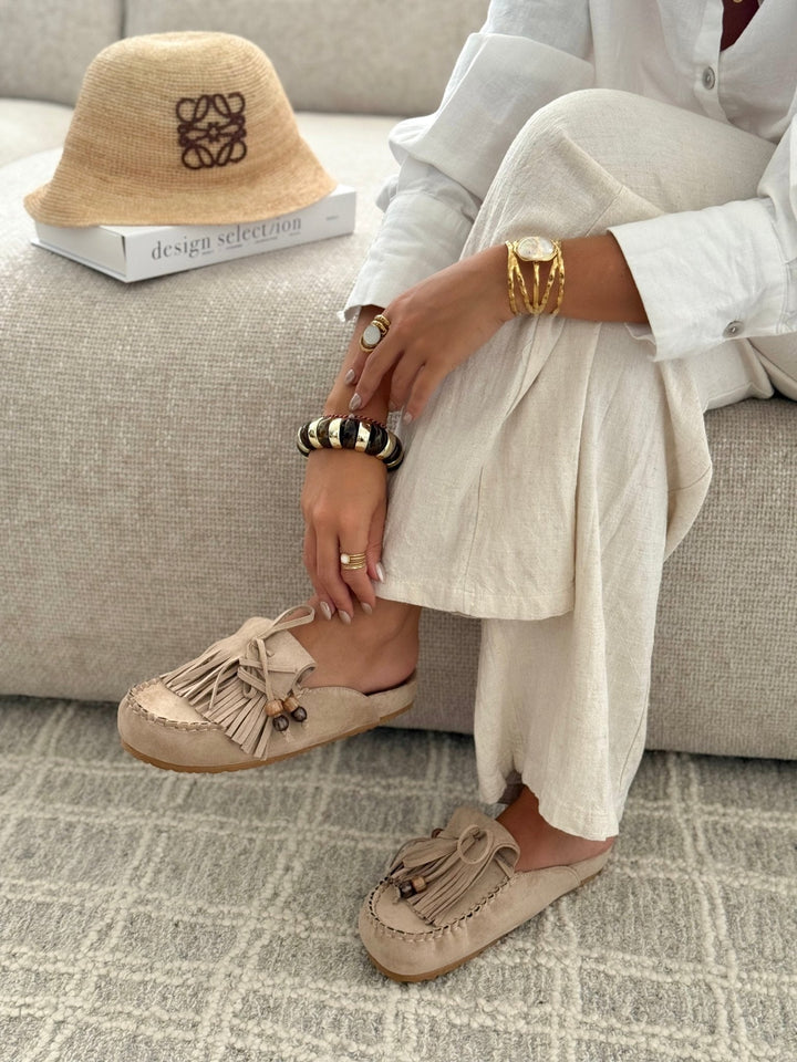 Mules plates femme à franges et perles, chaussures confortables, idéales pour un été décontracté et chic.