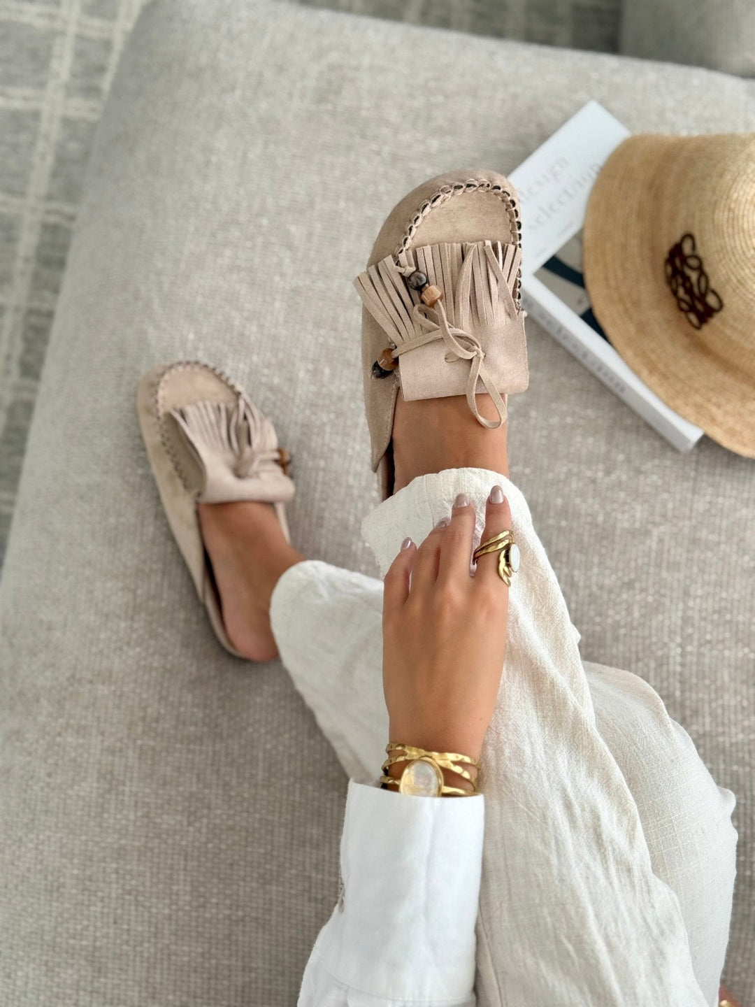 Chaussures mules plates décontractées pour femme avec détails perles et franges. Idéales été.