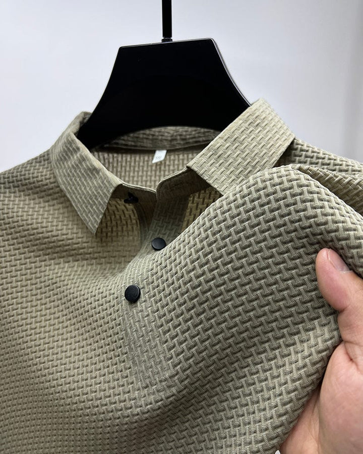 Polo homme moderne avec motif structuré, grand confort, pour un look chic et décontracté au quotidien.