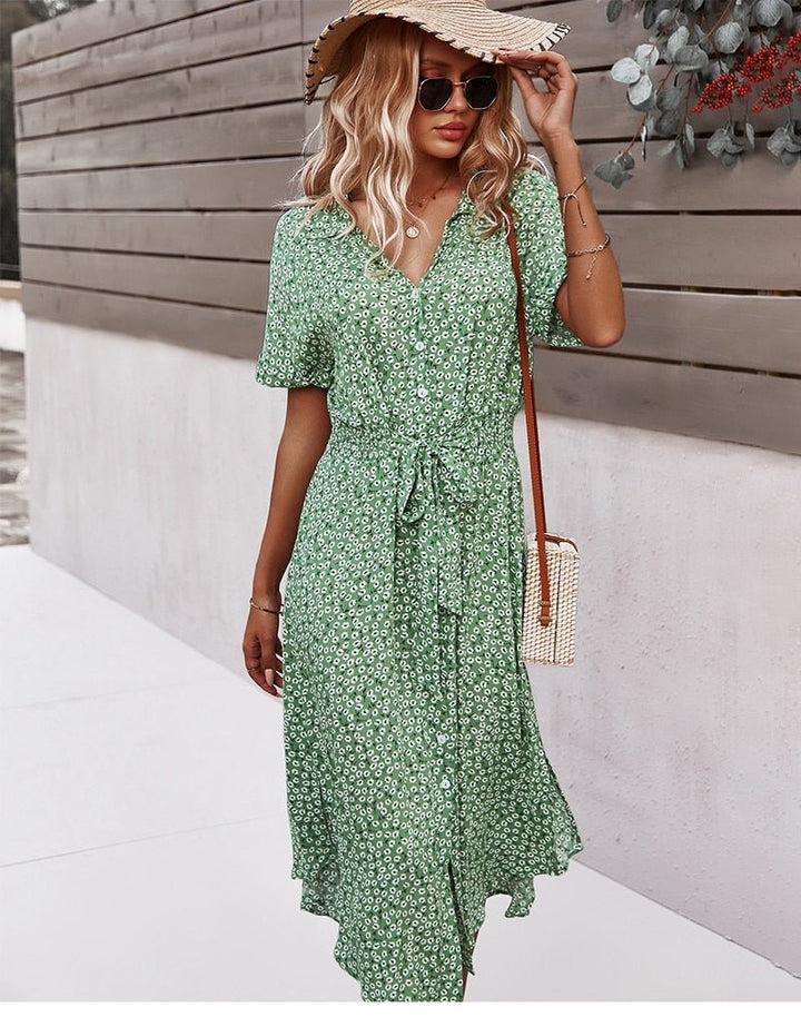 Robe Luretta fluide et fleurie, ceinturée, une tenue polyvalente pour un style chic ou décontracté.