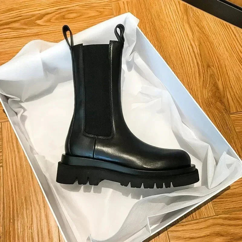 Bottes Chelsea femme mi-mollet confortables, semelle crantée antidérapante, idéales pour la ville en automne/hiver.