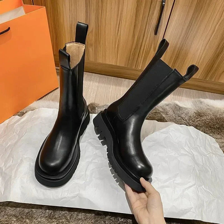 Bottes Chelsea femme classiques mi-mollet, semelle crantée durable, parfaites pour le confort et l'élégance urbaine.