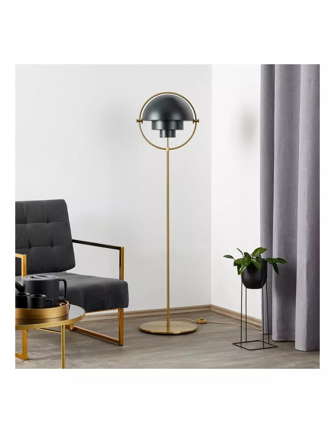 Lampadaire en métal sculptural, deux luminaires ajustables, éclairage intérieur moderne et design.