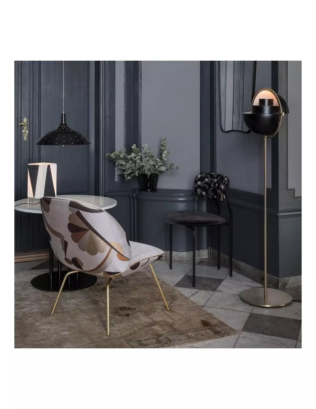 Luminaire lampadaire sculptural, éclairage double ajustable, design moderne pour salon contemporain.