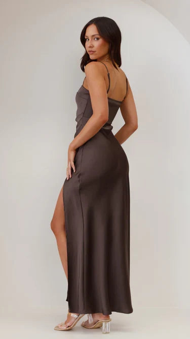 Magnifique robe femme chic, longueur maxi, bretelles fines et fente haute. Un essentiel pour l'été et la mode.