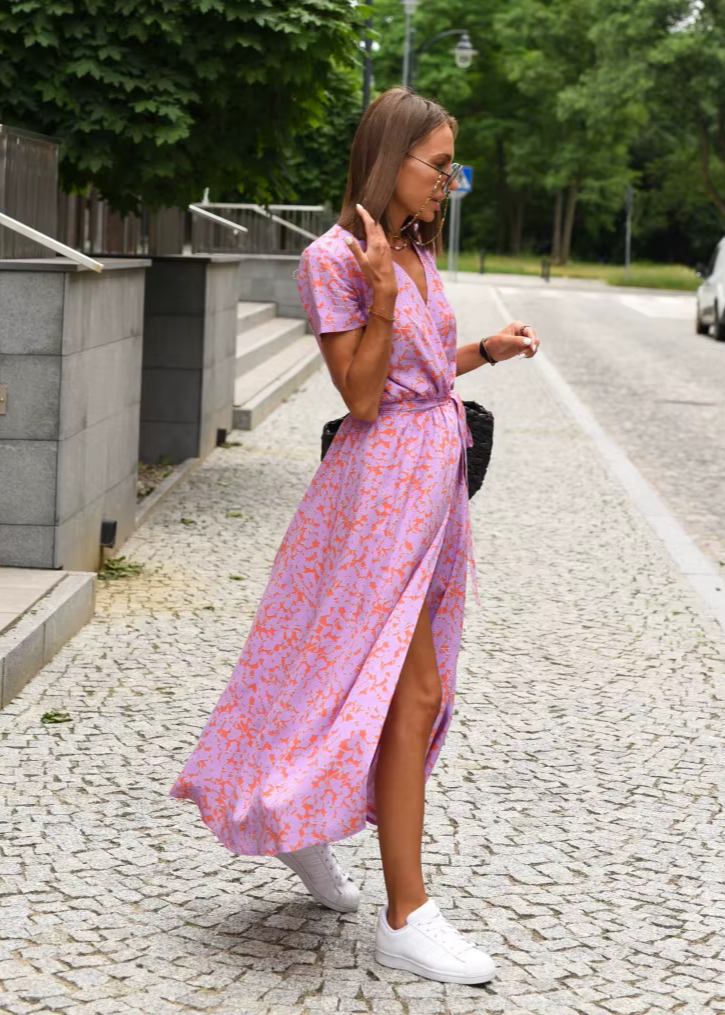 Robe fluide décontractée femme, motif floral, coupe portefeuille, style été élégant.
