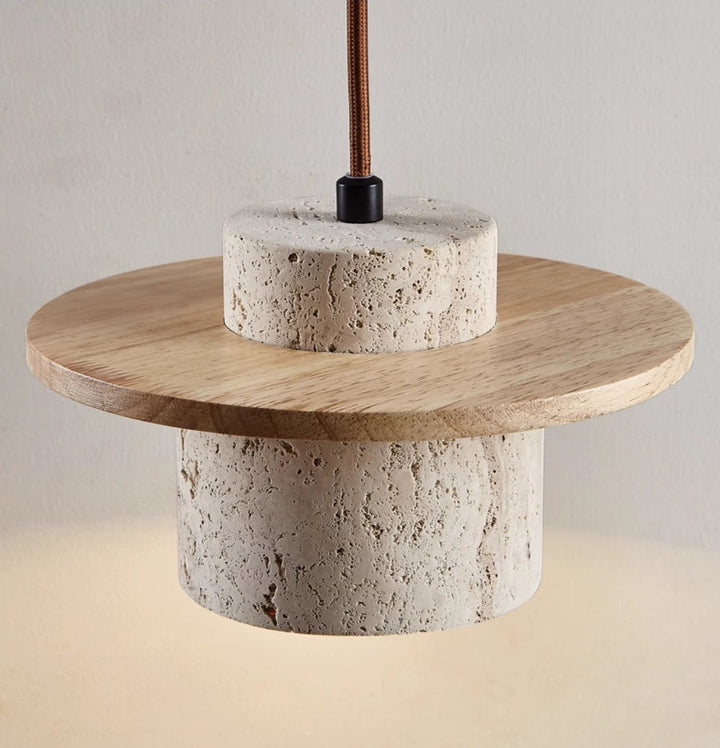 Luminaire suspendu en travertin et bois, ambiance naturelle. Parfait pour éclairage cuisine/salle à manger moderne.