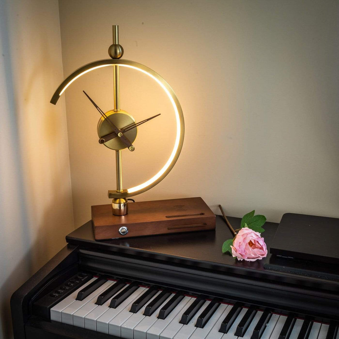 Lampe de table LED en bois moderne, horloge intégrée, chargeur sans fil. Éclairage intérieur design et pratique.