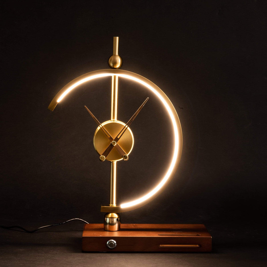 Lampe de table design en bois, lumière LED, horloge et chargeur sans fil. Déco moderne salon, chambre.