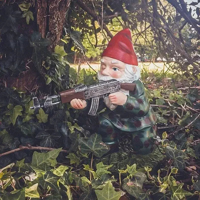 Nain de jardin guerrier ludique, figurine amusante pour égayer et décorer tout jardin extérieur.