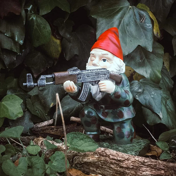 Figurine de nain de jardin guerrier avec lance, statue humoristique pour un jardinage amusant.