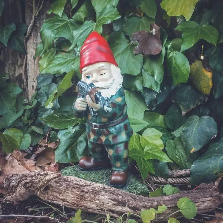 Nain de jardin guerrier original en résine, parfait pour collection et décoration extérieure unique.