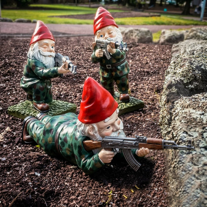 Statue unique de nain de jardin guerrier, gardien amusant pour décorer l'extérieur avec humour.