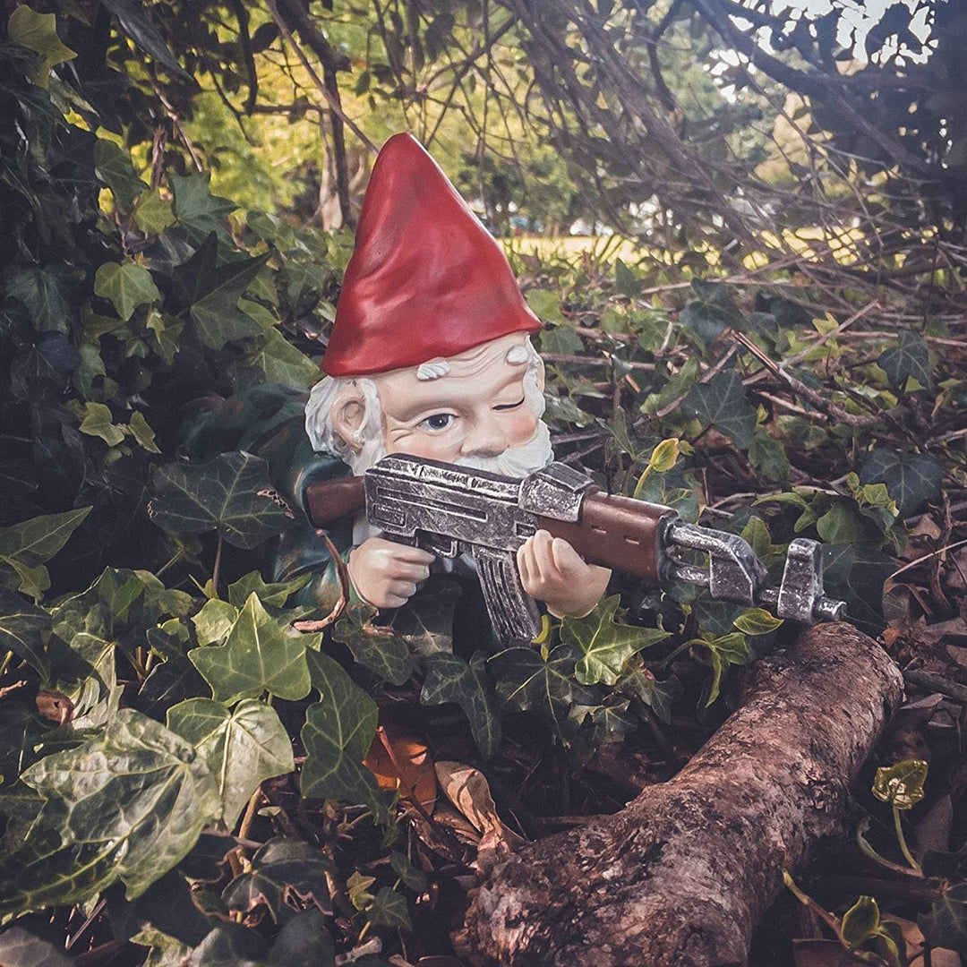 Nain de jardin guerrier avec casque et bouclier, figurine de collection originale pour extérieur.