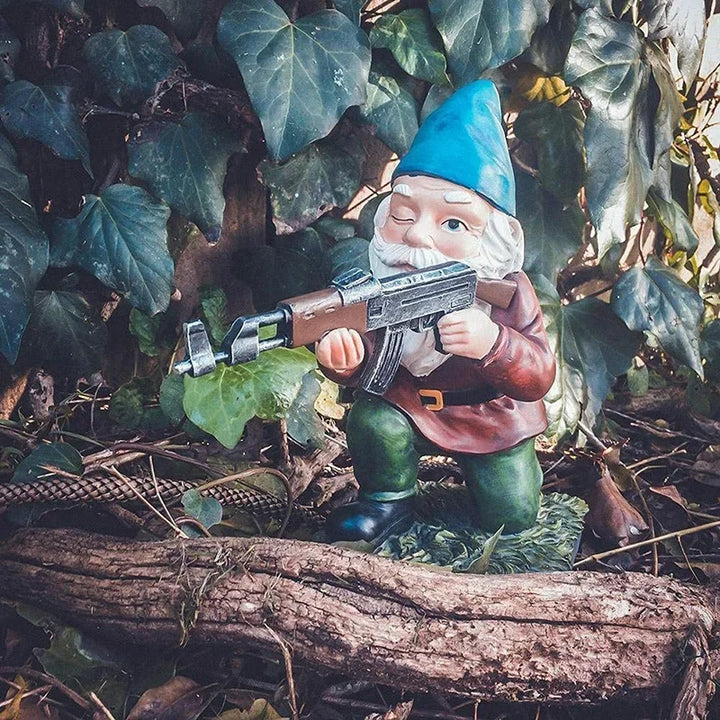 Décoration jardin humoristique : nain guerrier en résine, statue amusante pour un extérieur unique.