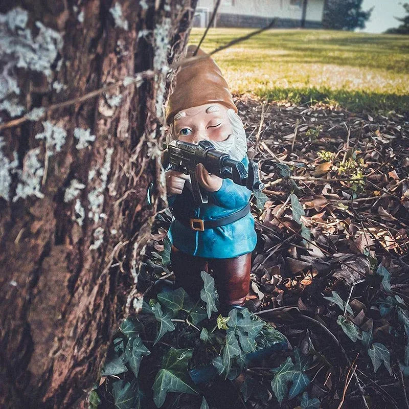 Figurine de nain de jardin guerrier résistant en résine, idéal pour l'aménagement extérieur.