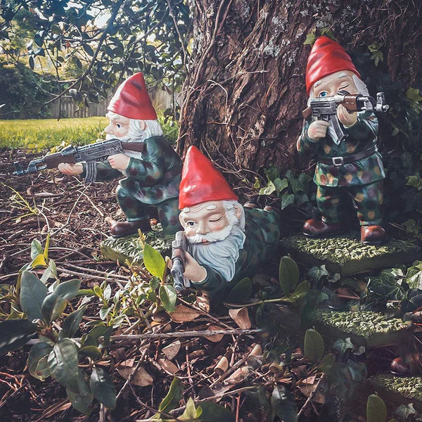 Collection : nain de jardin guerrier avec armure, statue décorative et originale pour l'extérieur.