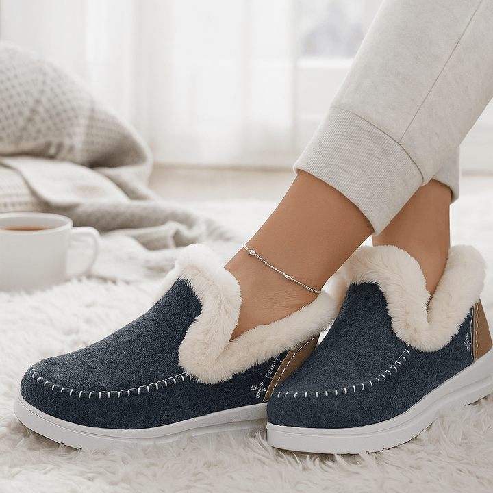 Pantoufles d'intérieur femme douillettes, design élégant effet peluche, idéales pour garder les pieds au chaud.