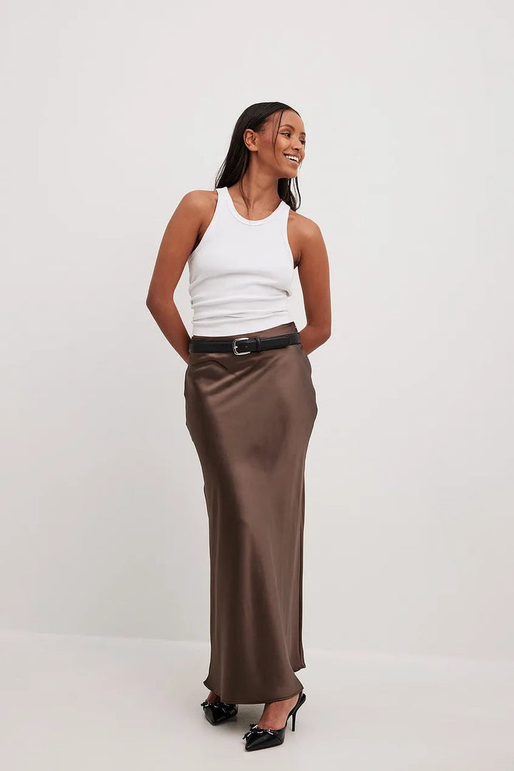 Élégante jupe satinée taille haute, silhouette fluide et moderne pour femme.