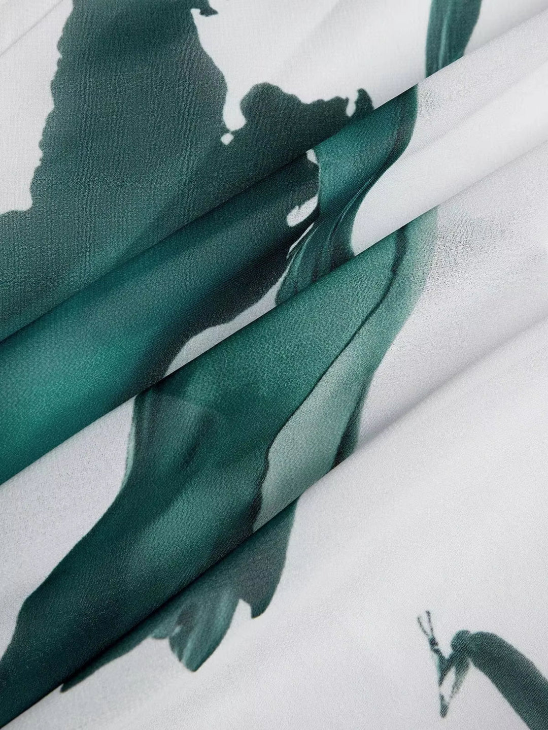 Sublime robe maxi femme imprimé aquarelle. Robe longue fluide et chic pour un look élégant et estival.