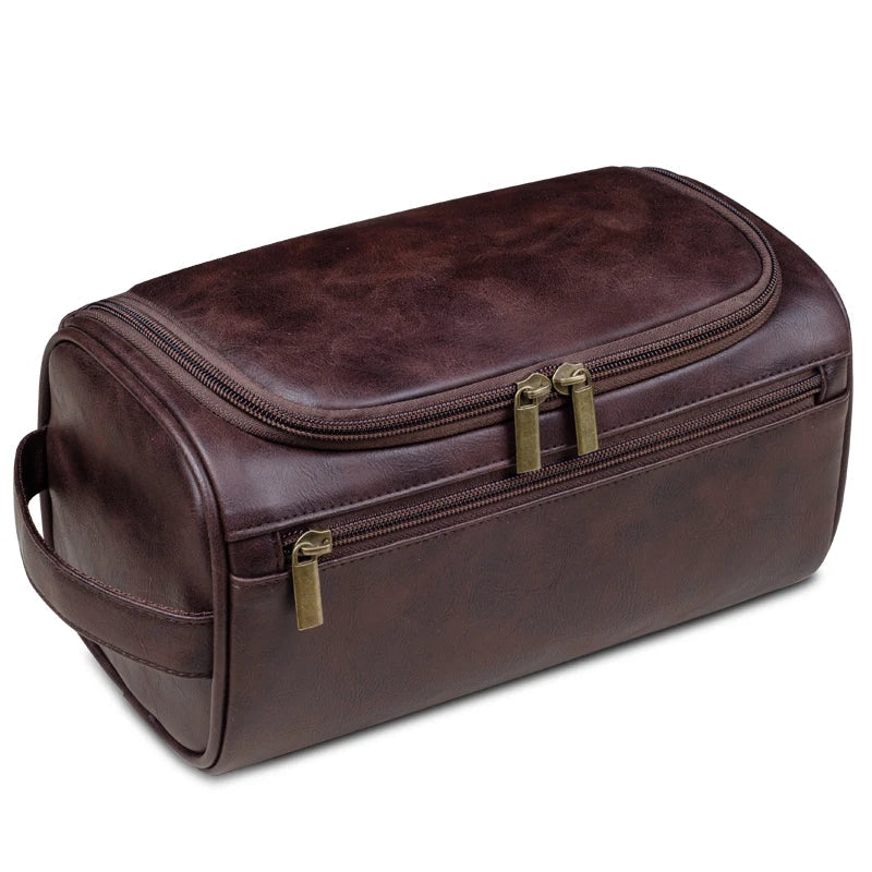 Vanity de voyage en cuir ouvert, montrant compartiments pour cosmétiques, brosses et accessoires d'hygiène.