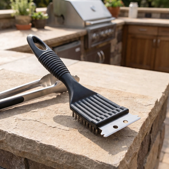 Brosse barbecue robuste en ABS noir pour nettoyage extérieur profond des grilles de cuisson, entretien facile.