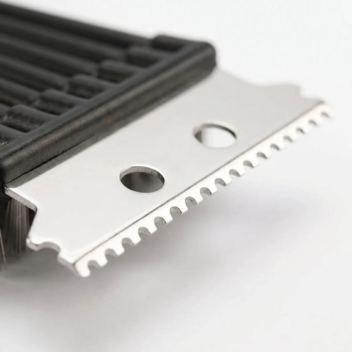 Outil de nettoyage puissant pour barbecue, brosse efficace pour retirer graisses et résidus de cuisson extérieurs.