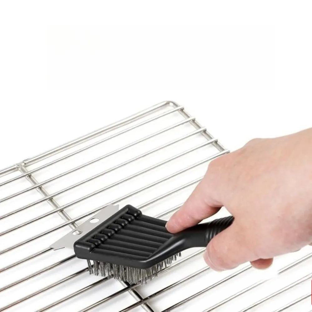 Ustensile de cuisson essentiel: brosse barbecue noire en ABS pour un entretien facile et puissant du grill.