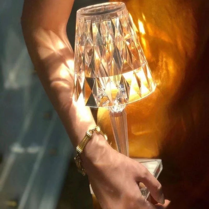 Lampe de table en cristal, rechargeable et tactile. Diffuse une lumière LED douce pour une ambiance apaisante.