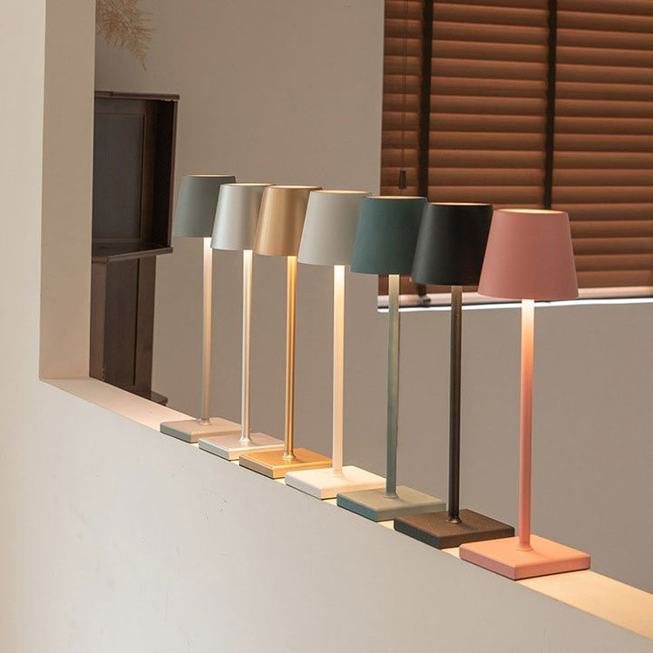 Lampe de table LED rechargeable sans fil, design épuré, ambiance moderne pour intérieur chic.