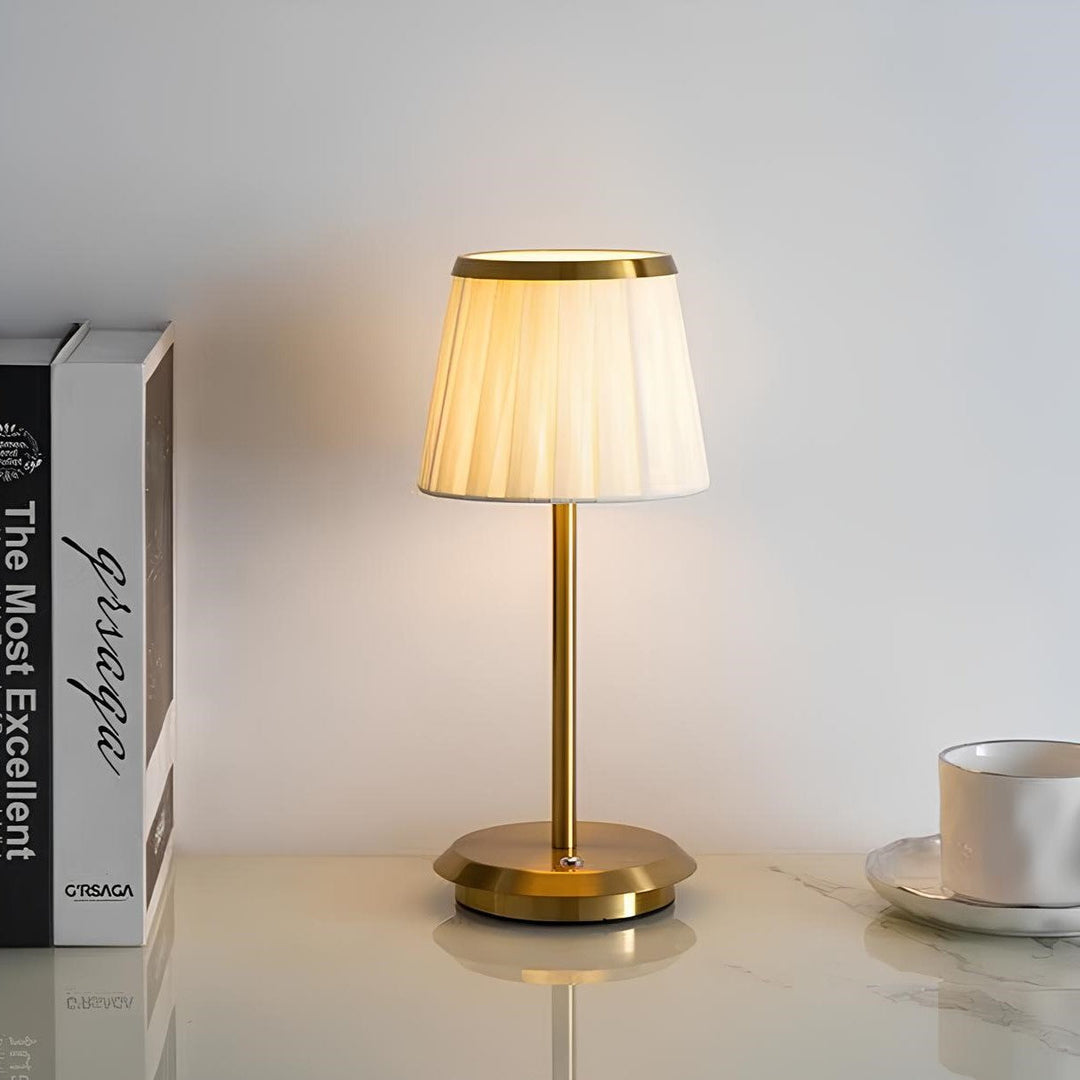 Lampe de table design Lumessa LED dimmable pour intérieur. Rechargeable, sans fil, ambiance chaleureuse, touche cuivre.