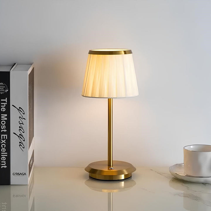 Lampe de table design Lumessa LED dimmable pour intérieur. Rechargeable, sans fil, ambiance chaleureuse, touche cuivre.