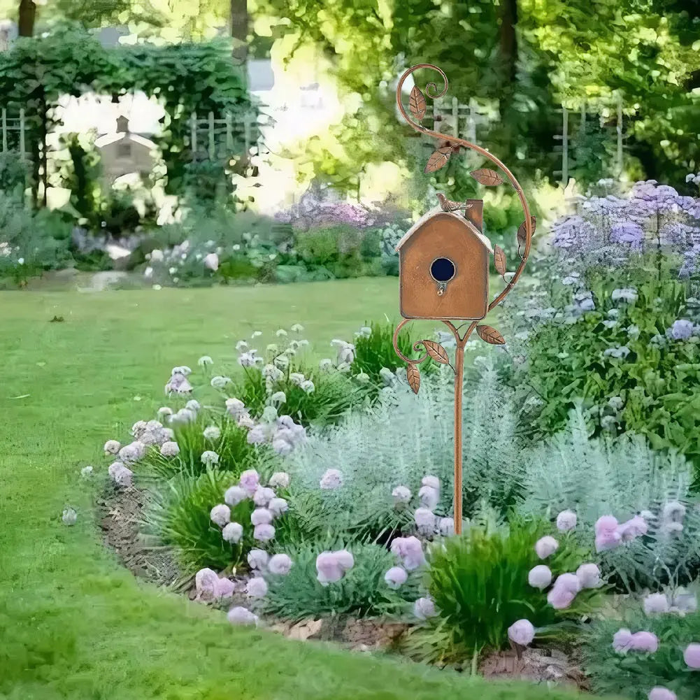 Embellissez votre jardin/terrasse avec ce nichoir décoratif en métal sur piquet. Abri oiseaux moderne et durable.
