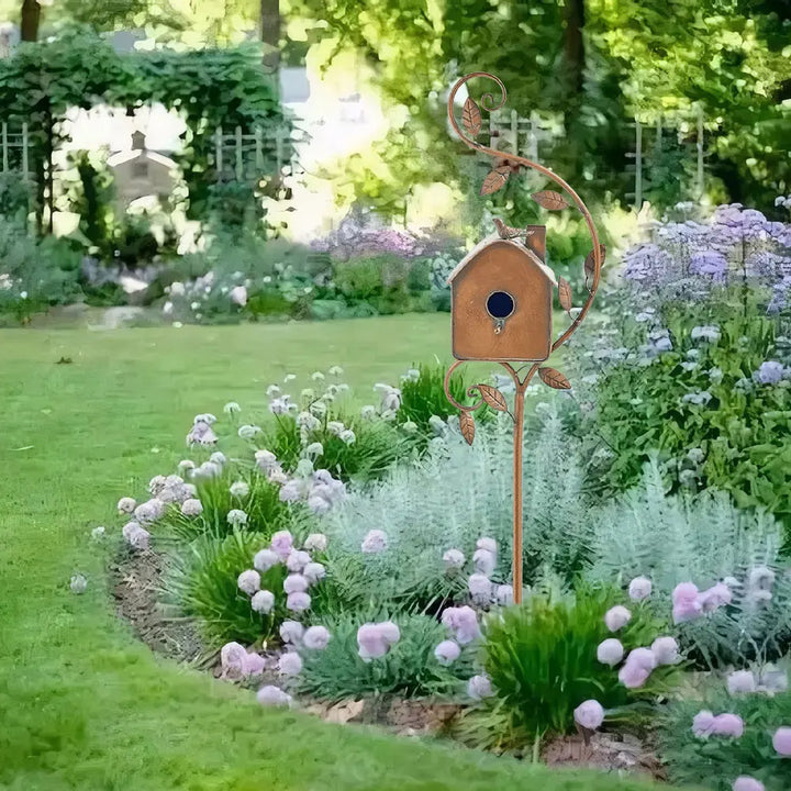 Embellissez votre jardin/terrasse avec ce nichoir décoratif en métal sur piquet. Abri oiseaux moderne et durable.