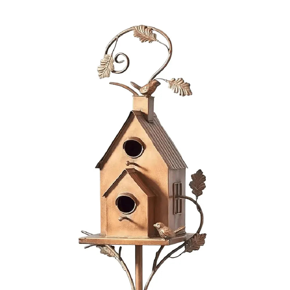 Abri oiseaux métal sur piquet, ce nichoir favorise la biodiversité du jardin et attire la faune sauvage. Durable.