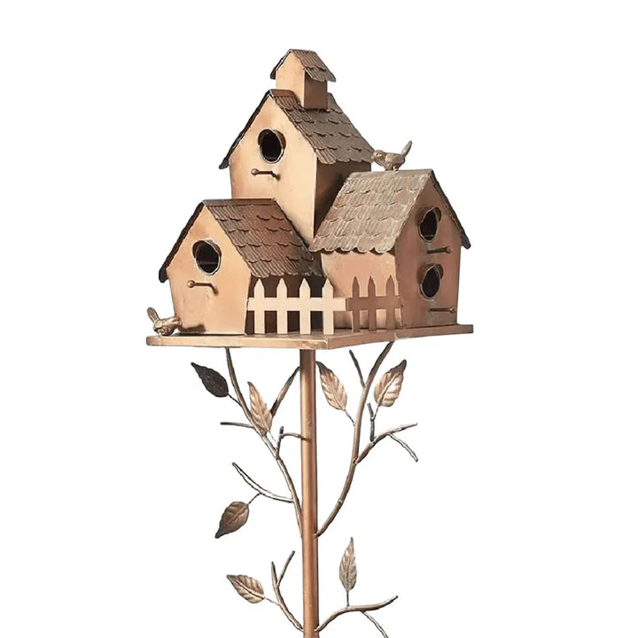 Nichoir décoratif en métal, sur piquet. Offre un abri aux oiseaux et embellit jardins et terrasses avec style.