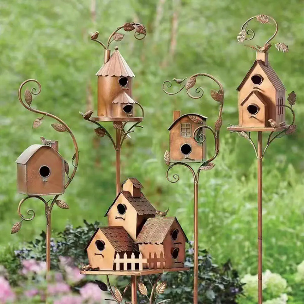 Nichoir en métal design sur piquet, ajout décoratif durable pour jardin et terrasse. Abri oiseau élégant.