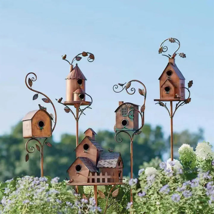 Nichoir sur piquet, parfait pour la terrasse. Abri oiseaux décoratif en métal, apporte une touche de nature élégante.