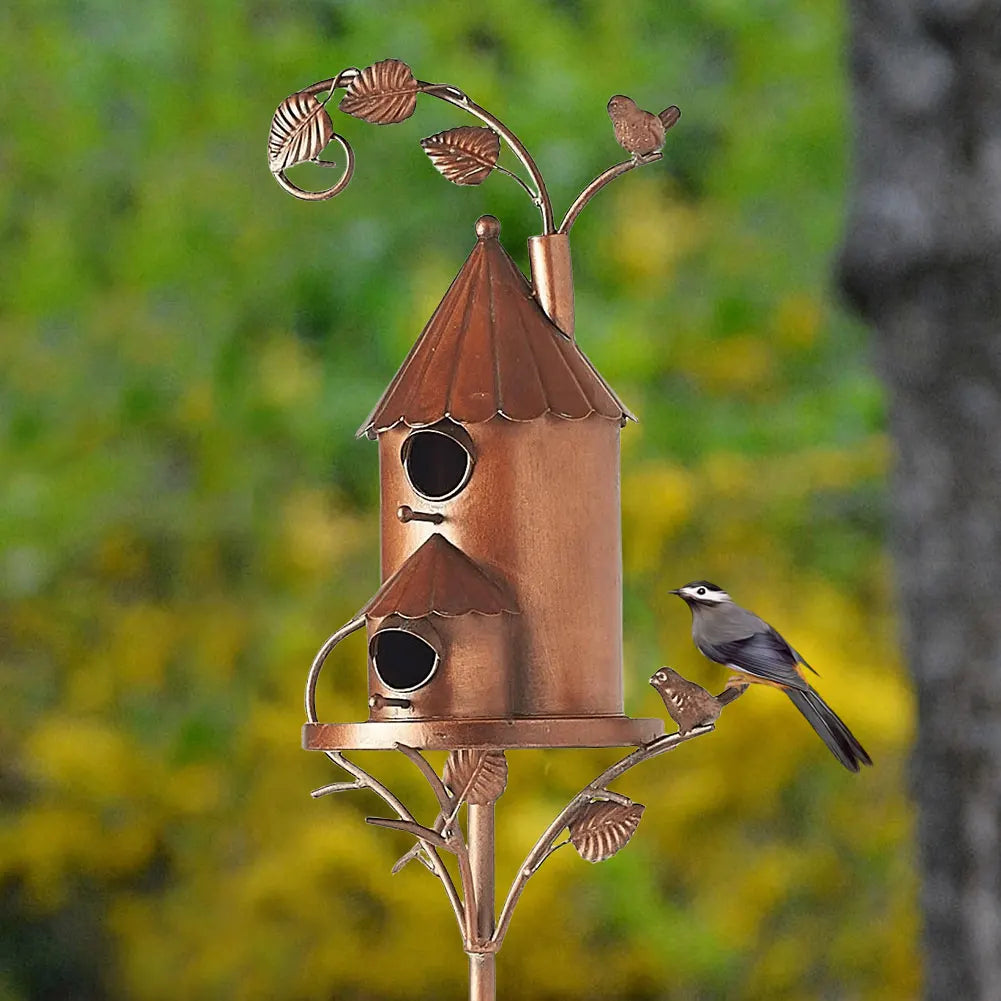 Décoration de jardin unique : nichoir oiseau en métal sur piquet. Abri pour la faune sauvage, design attrayant.