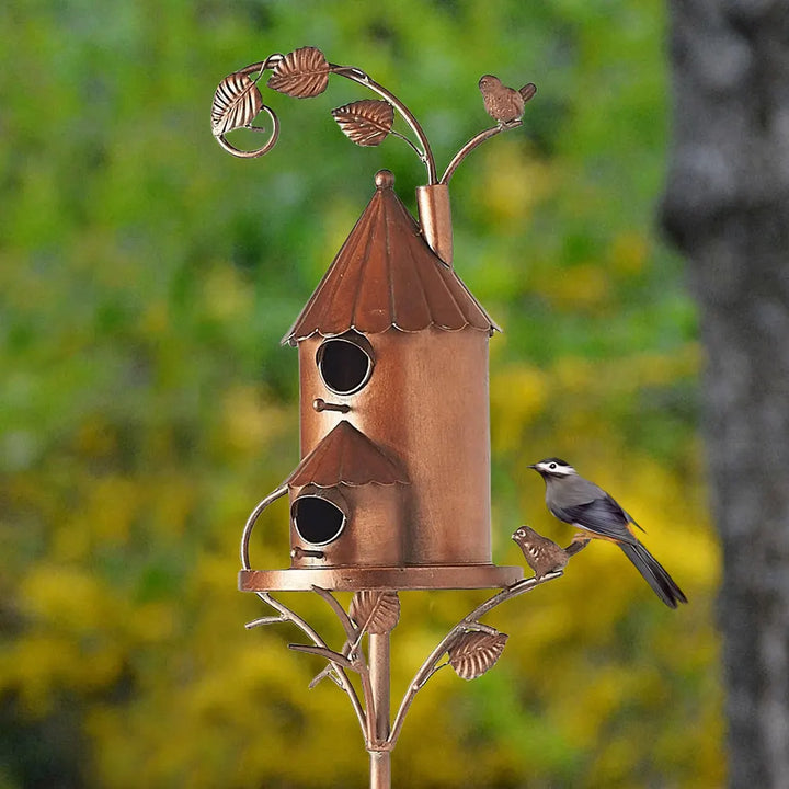 Décoration de jardin unique : nichoir oiseau en métal sur piquet. Abri pour la faune sauvage, design attrayant.