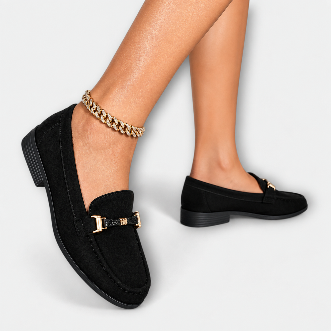 Détail des mocassins Noémie noirs, texture souple. Chaussures plates élégantes et légères pour femmes, parfaites l'été.