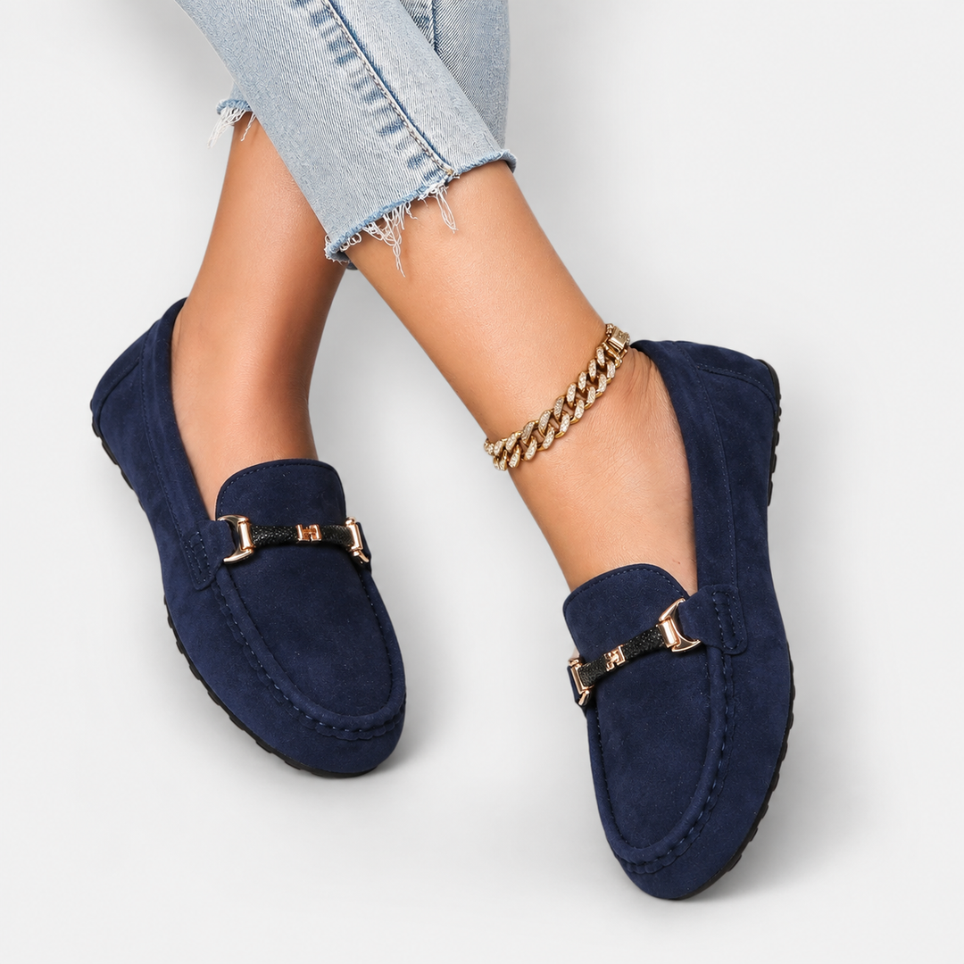 Mocassins Noémie marine décontractés portés. Chaussures plates confortables et sans lacets, idéales pour mode femme.