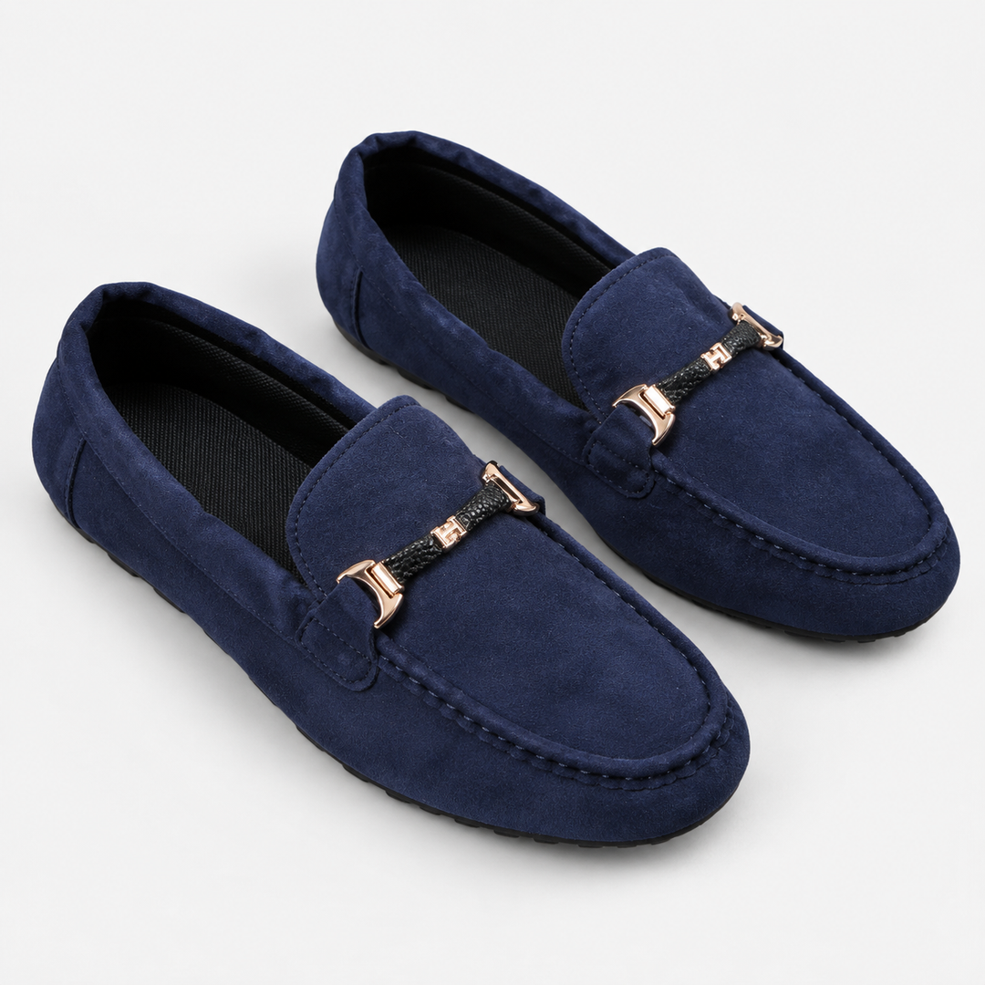 Paire de mocassins Noémie élégants pour femmes. Chaussures plates disponibles en noir et marine, pour un confort souple.