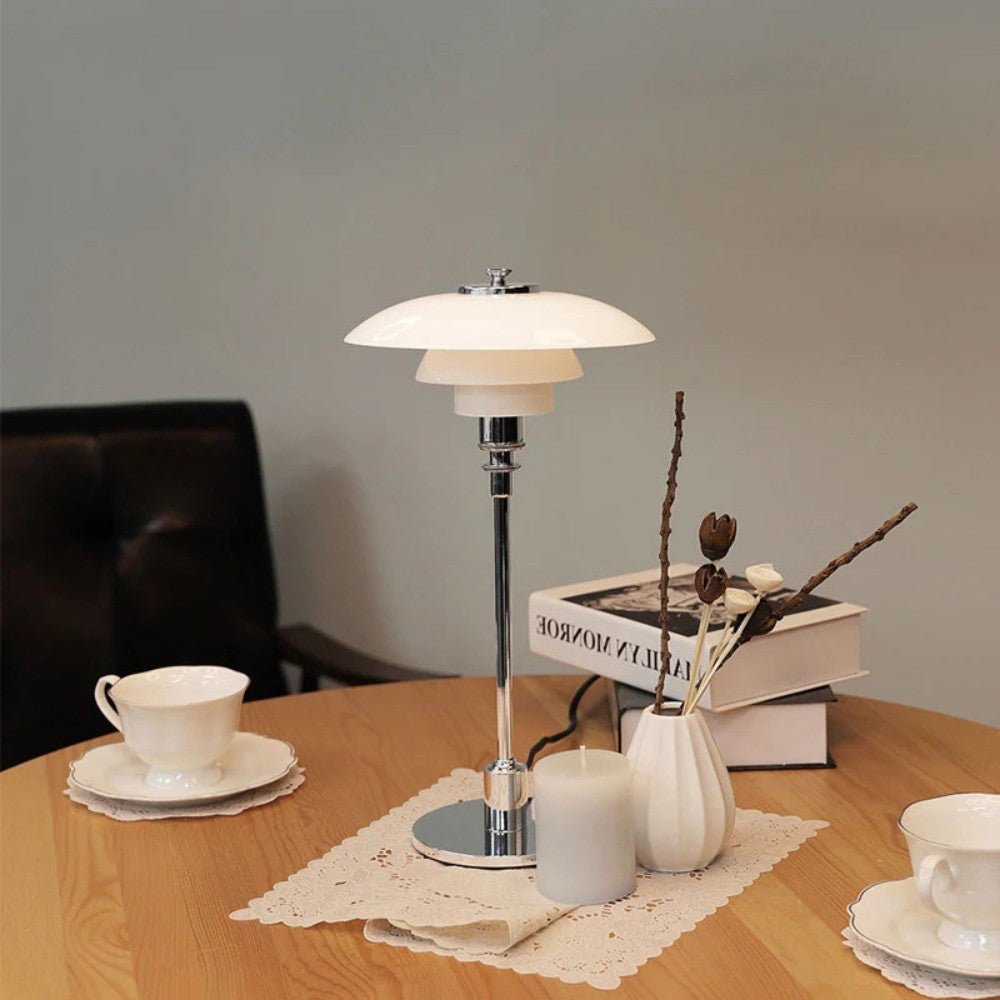 Lampe de chevet LED en verre, style nordique, apporte une lumière douce et une touche minimaliste à la chambre.