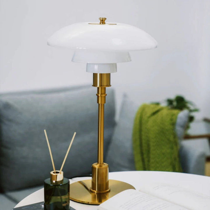 Lampe de table moderne LED, structure en verre et fer, luminaire design scandinave pour intérieur contemporain.