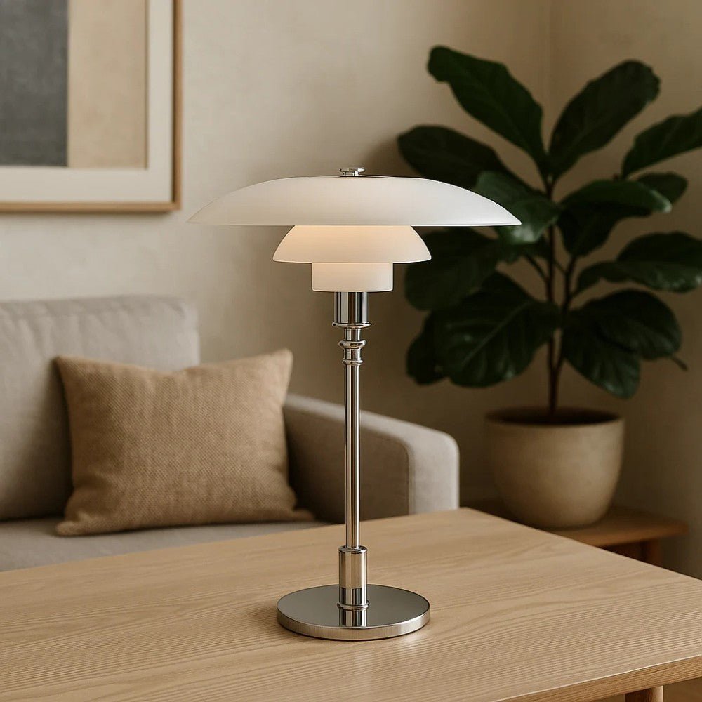 Lampe de table LED scandinave en verre, luminaire polyvalent pour salon, chambre ou bureau, ambiance cosy.