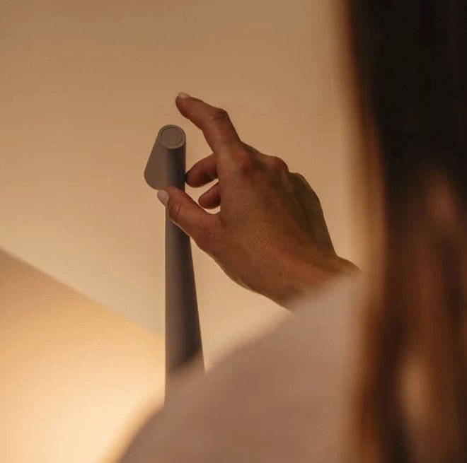 Lampe de table LED sans fil avec variateur, style nordique épuré. Apporte une lumière d'ambiance portable.