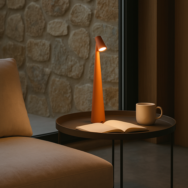 Lumière de table LED dimmable, sans fil, en aluminium. Design scandinave moderne pour tout intérieur.