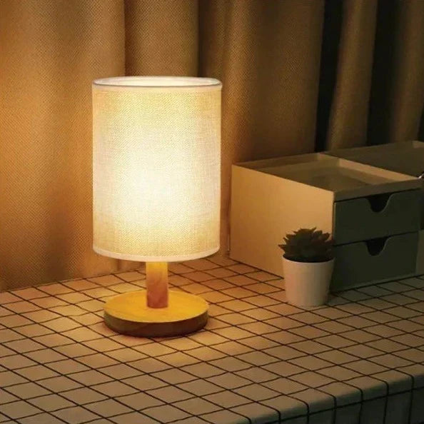 Lampe de table en bois et bambou, éclairage LED intégré dimmable, ambiance relaxante et naturelle.